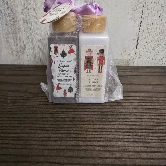 New Sugar Plums 3 piece set Scented Body Wash, Lotion and shower poof - Picture 7 of 7